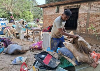 SEORANG penduduk melihat barangan rumahnya yang rosak akibat banjir di Kampung Pasir Raja, Hulu Dungun, Dungun, semalam. - UTUSAN/NIK NUR IZZATUL HAZWANI NIK ADNAN