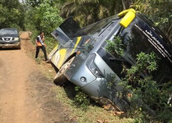 Bas sukarelawan banjir terbabas