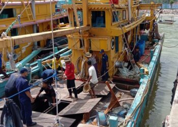 SALAH sebuah bot nelayan dari negara  jiran yang ditahan kira-kira enam batu nautika dari Pantai Merchang, Marang, hari ini.