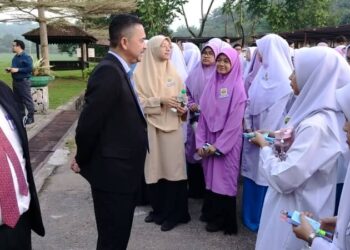 AMZAN Abdul Malek (dua dari kiri) memberikan kata-kata semangat kepada pelajar Sijil Pelajaran Malaysia (SPM) 2023 di Sekolah Menengah Kebangsaan (SMK) Sultanah Hajjah Kalsom di Kuantan, Pahang.