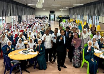 AZMAN Adnan (tengah) meraikan para pelajar yang menduduki peperiksaan SPM 2023 di Sekolah Tun Fatimah, Johor Bahru.
