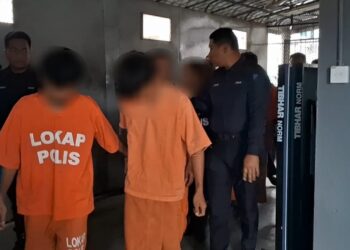 BURUH (kanan) dan bapa tiri mangsa rogol diarah menjalani pemeriksaan psikiatri oleh Mahkamah Sesyen Kemaman, hari ini. - UTUSAN/NIK NUR IZZATUL HAZWANI NIK ADNAN