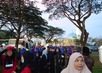 RIBUAN rakyat berkumpul di pekarangan Masjid Lapangan Terbang Antarabangsa Senai bagi menyaksikan Istiadat Keberangkatan Yang di-Pertuan Agong Ke-17, Sultan Ibrahim Sultan Iskandar.