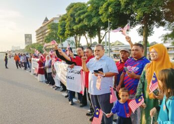 AHLI Parlimen Sri Gading, Aminolhuda Hasan turut bersama-sama penduduk setempat menanti keberangkatan Sultan Ibrahim di Jalan Skudai berhampiran Kampung Pasir, Johor Bahru.