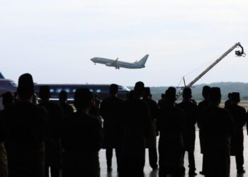 PESAWAT khas yang membawa Sultan Ibrahim berlepas dari Lapangan Terbang Antarabangsa Senai menuju ke Kuala Lumpur pada pukul 9 pagi.