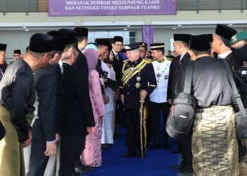 SULTAN IBRAHIM bersalaman dengan pemimpin pelbagai kaum sebelum berangkat ke Istana Negara dari Lapangan Terbang Antarabangsa Senai.