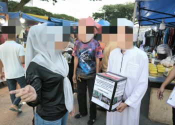 ANGGOTA penguat kuasa Imigresen Johor menahan tujuh warga asing yang mengutip derma dan mengemis di pasar malam Gelang Patah.
