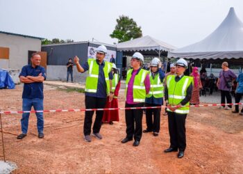 NUR MOHAMMAD Hadi Zahalan (dua dari kiri) melakukan lawatan di tapak Kompleks Akademi Al Bayan bersama Ahli Parlimen Alor Gajah, Adly Zahari (dua dari kanan) di Kampung Pegoh, Alor Gajah, Melaka. 
– MINGGUAN/SYAFEEQ AHMAD