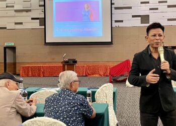 KAMAL Affandi Hashim (kanan) menyampaikan ceramah sempena Jelajah MyPesara Kwap Kedah 2024 di sebuah hotel di Alor Setar.