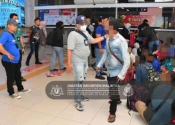 SEBAHAGIAN daripada 30 PATI yang ditahan imigresen dalam Op Kutip di Terminal Bersepadu Selatan (TBS), Kuala Lumpur, tengah malam tadi. - IHSAN JIMKL