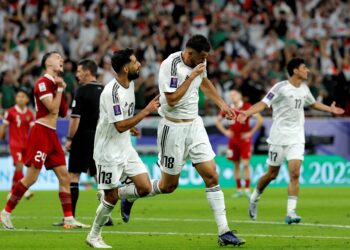 PENYERANG Iraq, Aymen Hussein (tengah) meraikan jaringan ketiga ketika menentang Indonesia pada aksi pertama Kumpulan D Piala Asia 2023 di Stadium Ahmad bin Ali, Doha.-AFP