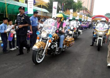 SETIAP edisi Kembara Mahkota Johor mempunyai keunikan dan tarikan tersendiri dengan rakyat pelbagai kaum sanggup berbaris panjang me­nunggu keberangkatan tiba rombongan itu.