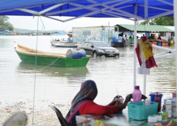 PASAR nelayan dilimpahi  air laut sehingga ke tempat letak kereta berikutan air pasang besar di Kampung Pendas Laut, Gelang Patah, Iskandar Puteri semalam.