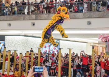 LEMAH bertutur dalam bahasa Melayu walaupun Malaysia sudah 67 tahun merdeka membuktikan golongan Cina masih belum memiliki kesetiaan yang tuntas kepada negara.
