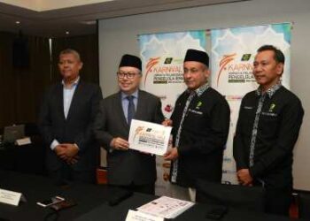 Syed Saleh Syed Abdul Rahman bersama wakil daripada agensi umrah dan haji pada sidang akhbar Karnival Haji, Umrah & Pelancongan di Kuala Lumpur semalam. -UTUSAN/SYAKIR RADIN