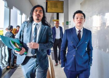 MOHD. Khairianwar Jailani (kiri) dan Tan Meng Kheng tiba di Mahkamah Majistret Kuala Lumpur. - UTUSAN/M. FIRDAUS M. JOHAR
