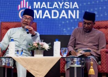 ANWAR Ibrahim dan Zambry Abdul Kadir pada sesi dialog selepas merasmikan Wacana Strategi Kementerian Pendidikan Tinggi di Pusat Dagangan Dunia Kuala Lumpur, semalam. – Facebook Anwar Ibrahim