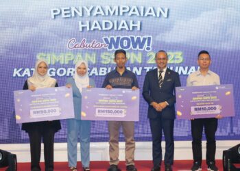 Pemenang hadiah utama, kedua dan ketiga Cabutan WOW! Simpan SSPN 2023 kategori Cabutan Tahunan bergambar bersama Norliza Abdul Rahim (dua dari kiri) dan Ahmad Dasuki Abdul Majid (dua dari kanan) pada Majlis Pelancaran Cabutan WOW! Simpan SSPN 2024.