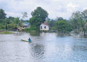 KAMPUNG Tersang, Rantau Panjang, Kelantan masih ditenggelami banjir termenung-UTUSAN/YATIMIN ABDULLAH.