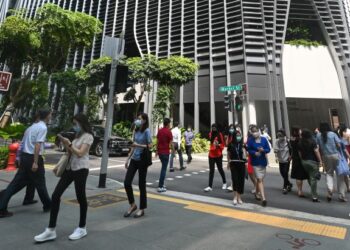 NILAI mata wang Singapura yang tiga kali ganda lebih tinggi daripada Ringgit Malaysia menjadi faktor utama sebahgian rakyat Malaysia memilih untuk bekerja di republik tersebut. - AFP
