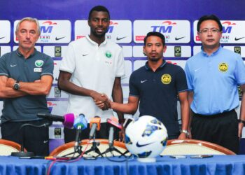 Ong Kim Swee (kanan) sewaktu menjadi jurulatih sementara Harimau Malaya ketika Malaysia tewas tipis 2-1 kepada Arab Saudi pada 2015 dalam aksi Kelayakan Piala Dunia 2018.-AFP