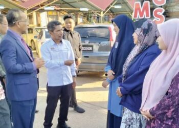 MAT Lazim Mohammad (tengah) ketika membuat pemantauan di SMK Rantau Panjang, Kelantan. - UTUSAN/ROHANA ISMAIL