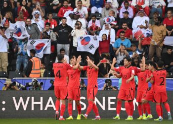 PEMAIN-Pemain Korea Selatan meraikan jaringan pertama dihasilkan oleh Hwang In-beom  ketika berdepan Bahrain pada aksi pertama Kumpulan E Piala Asia 2023 di Stadium Jassim Bin Hamad.-AFP