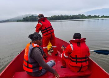 ANGGOTA bomba menjalankan carian di permukaan sungai dan pemantauan di lokasi mangsa tenggelam di Empangan Chenderoh, Sauk di Kuala Kangsar semalam. - UTUSAN/IHSAN JBPM