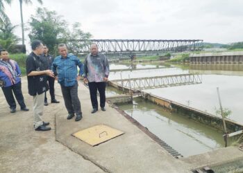 AMINUDDIN Harun ketika mengadakan tinjauan di LRA Sungai Linggi, Negeri Sembilan.-UTUSAN/NUR SHARIEZA ISMAIL