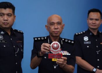 AHMAD Sukarno Mohd. Zahari menunjukkan lambang ‘Hakim’ yang dicuri dua beradik berusia 15 tahun dalam kejadian di Batu Caves, Selangor, Ahad lalu. - UTUSAN/MOHD. FARIZWAN HASBULLAH