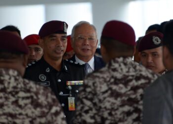 Datuk Seri Najib Tun Razak ketika hadir bagi sambung bicara kes penyelewengan dana 1MDB di Mahkamah Tinggi Kuala Lumpurhari ini. -UTUSAN/SYAKIR RADIN