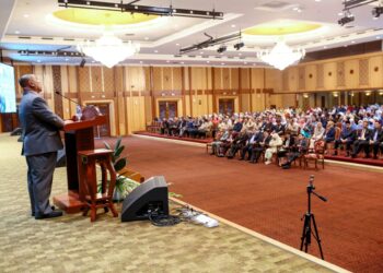 SAARANI Mohamad berucap pada Perhimpunan Penjawat Awam Negeri Perak di Bangunan Setiausaha Kerajaan Negeri di Ipoh hari ini. - UTUSAN/MUHAMAD NAZREEN SYAH MUSTHAFA