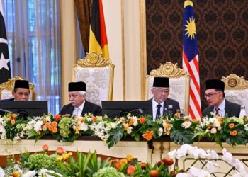 INSTITUSI beraja bukan sekadar simbolik, malah kedaulatannya melegitimasi suatu kebijakan, manakala mohornya menyelesai pertelingkahan. – JABATAN PENERANGAN MALAYSIA