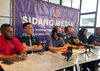 Hishamuddin Hashim (tiga dari kanan) dan James Teo (tiga dari kiri) dalam sidang akhbar mengenai pendedahan seorang mafia korporat bergelar ‘Datuk’ yang culas membayar baki RM3.5 juta di Kuala Lumpur, hari ini. - UTUSAN/SHIDDIEQIIN ZION