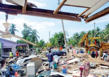 JENTERA Jabatan Kerja Raya (JKR) digunakan untuk menarik kenderaan yang rosak akibat tsunami di Kuala Muda, Kedah pada DISEMBER 2004. - ARKIB MINGGUAN MALAYSIA