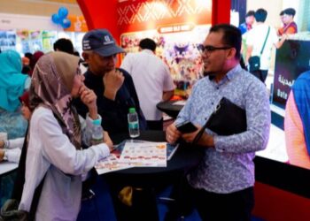 PARA pengunjung yang hadir ke Karnival Haji, Umrah dan Pelancongan Pengelola Jemaah Haji (Karnival PJH) Kali Ke-2, baru-baru ini.