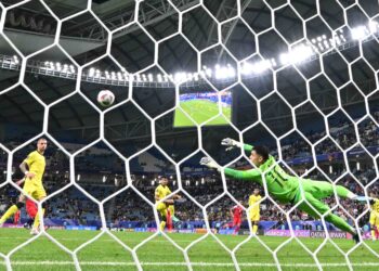 Penjaga gol Malaysia, Syihan Hazmi cuba menghalang bola rembatan pemain Jordan dalam saingan Piala Asia 2023 di Doha, semalam. Malaysia tewas 0-4. - AFP
