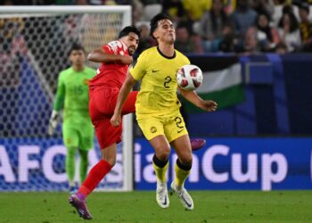 PEMAIN Malaysia, Matthew Davies (kanan) diasak penyerang Jordan, Yazan al-Naimat dalam saingan Piala Asia 2023 di Doha, semalam. - AFP