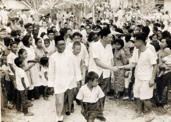 IKTIBAR DARI SEJARAH….Tanah Melayu kehilangan Singapura yang dikepalai Lee Kuan Yew (bersongkok, gambar kiri) pada 1965 satu hal, tetapi 
kita tidak mahu belajar dari peristiwa itu. Kira-kira empat dekad atau 43 tahun selepas itu, kita hilang lagi hak Pulau Batu Puteh atau Pedra Branca 
(gambar kanan) kepada Singapura. Itu berlaku pada 2008 menerusi keputusan Mahkamah Keadilan Antarabangsa (ICJ). Semakan dan pentafsiran 
penghakiman kes kedaulatannya pun ditarik balik oleh Kuala Lumpur beberapa hari sebelum bicara kes di ICJ, 11 Jun 2018