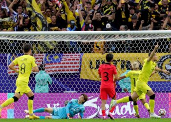 ROMEL Morales (kanan) berjaya menewaskan penjaga gol Korea Selatan untuk gol penyamaan Malaysia mengikat keputusan 3-3. – AFP