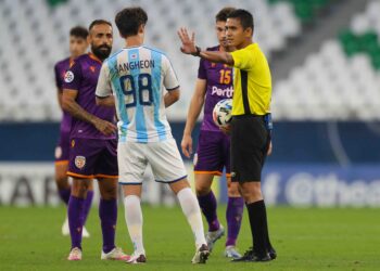 NAZMI Nasaruddin bersama dua penolong pengadil, Zairul Khalil Tan dan Arif Shamil Abd Rasid diberikan tugas bagi mengadili perlawanan Iraq menentang Vietnam, kelmarin.