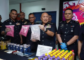 MOHD. Kamarudin Md. Din menunjukkan campuran dadah diletakkan dalam jus minuman dalam sidang akhbar di IPD Cheras hari ini