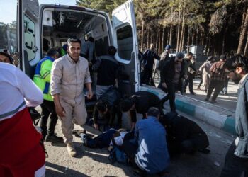 SEKURANG-KURANGNYA 103 orang awam terbunuh di Iran ketika dua bom berturut-turut meletup mengenai orang ramai yang sedang berhimpun di kawasan terbuka bagi memperingati ulang tahun pembunuhan Jeneral Panglima Qasem Soleimani. - FACEBOOK ANWAR IBRAHIM