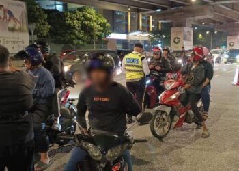 ANGGOTA polis melakukan pemeriksaan terhadap penunggang motosikal sempena Ambang Tahun Baharu 2024 di sekitar ibu negara, malam tadi.