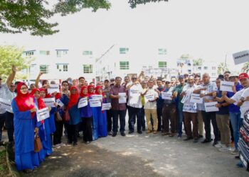 ABDUL RAHMAN Mohamad (depan, tengah) bersama ahli UMNO dan Jawatankuasa Pembangunan Keselamatan Kampung selepas membuat laporan tentang fitnah Langkah Dubai di Lipis, Pahang. - FOTO/HARIS FADILAH AHMAD