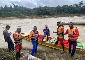 ROSLAN Abu Kassim (tiga dari kiri) bersama anggota Nature Lifeguard Orange Asli etnik Bateq menurunkan barang makanan dari bot penambang untuk dihantar ke Kampung Tabung, berdekatan Kuala Tahan di Jerantut, Pahang. - FOTO/IHSAN APM JERANTUT