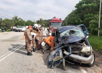 ANGGOTA bomba sedang mengeluarkan mangsa daripada kereta Perodua Kembara yang terbabit kemalangan di Jalan Jerantut-Temerloh berdekatan Masjid Kampung Kelebang, Kerdau di Temerloh, Pahang. - FOTO/IHSAN IPD TEMERLOH