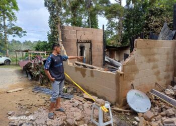 FAZRI Adam Abdullah menunjukkan rumahnya yang musnah terbakar di Kampung Pagi, Ulu Tembeling di Jerantut, Pahang. - FOTO/HARIS FADILAH AHMAD