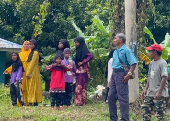 SEBAHAGIAN besar masyarakat Orang Asli suku kaum Mendriq dan Bateq yang tinggal di Kampung Pasir Linggi, Pos Lebir, Gua Musang, Kelantan masih tidak mendaftar Sistem Pangkalan Data Utama (PADU). - UTUSAN/AIMUNI TUAN LAH.