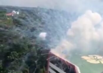 TANGKAP layar dari video tular di media sosial kejadian letupan bunga api di 
bahagian bumbung atas bangunan tempat letak kereta sebuah hotel di Port Dickson, baru-baru ini.